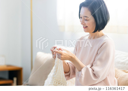 リビングで編み物をするシニア女性 リビングで編み物をするシニア女性 116361417