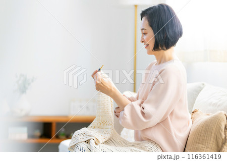 リビングで編み物をするシニア女性 116361419