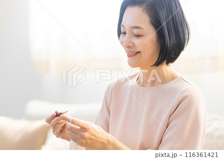 リビングで編み物をするシニア女性 リビングで編み物をするシニア女性 116361421