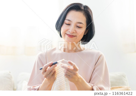 リビングで編み物をするシニア女性 リビングで編み物をするシニア女性 116361422