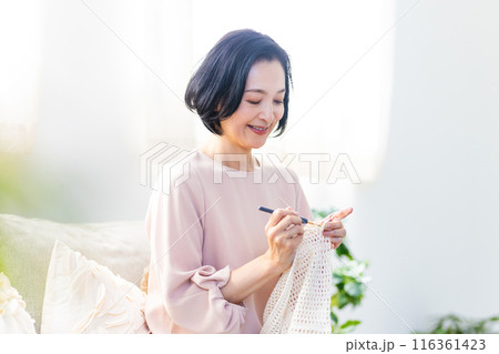 リビングで編み物をするシニア女性 リビングで編み物をするシニア女性 116361423