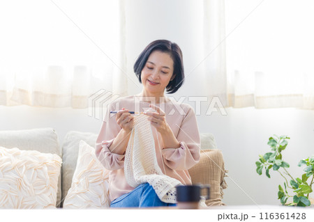 リビングで編み物をするシニア女性 リビングで編み物をするシニア女性 116361428