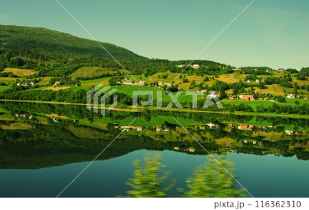 ベルゲンからロストフースの町へ向う車窓風景 116362310