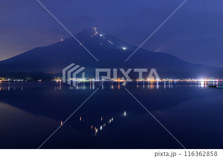 （山梨県）夏の夜景・富士山を登る人たちの光跡 116362858
