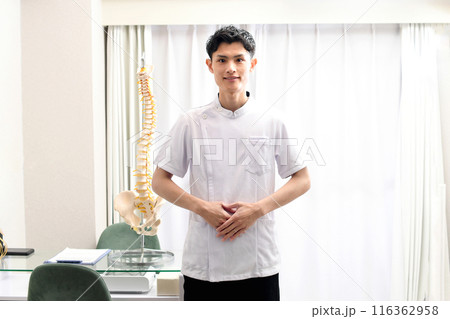 白衣姿の医療従事者のアジア人男性 116362958