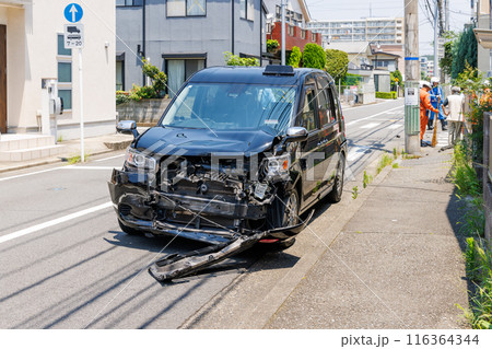交差点で衝突し前面を大破した自動車 116364344