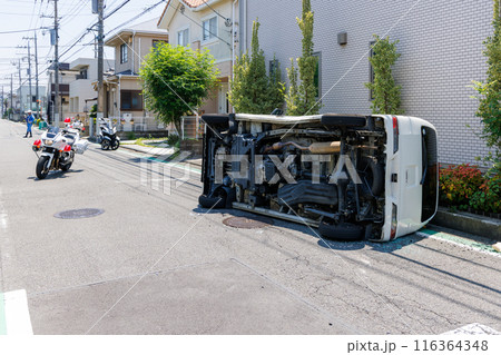 交差点で衝突し横転した自動車と交通取締用自動二輪 交差点で衝突し横転した自動車と交通取締用自動二輪 116364348