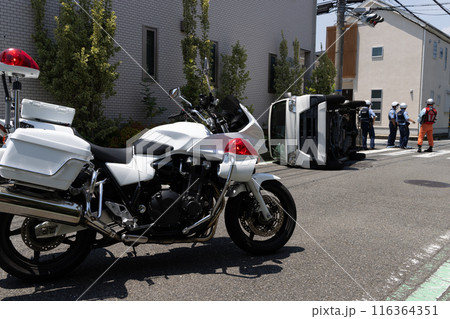 交差点で衝突し横転した自動車と交通取締用自動二輪 交差点で衝突し横転した自動車と交通取締用自動二輪 116364351