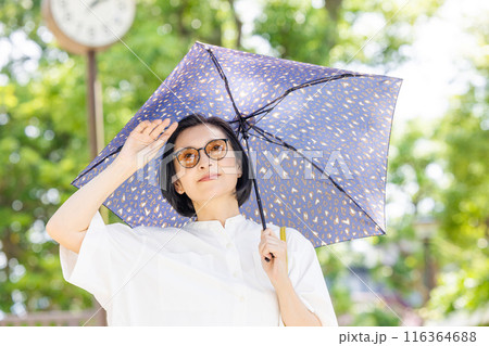 日傘をさして公園を歩くミドル女性 日傘をさして公園を歩くミドル女性 116364688
