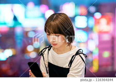 スマートフォンを操作する若い女性 116364844