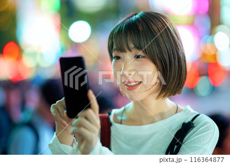 スマートフォンを操作する若い女性 スマートフォンを操作する若い女性 116364877