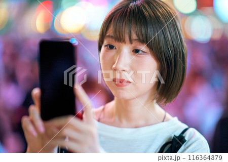 スマートフォンを操作する若い女性 116364879