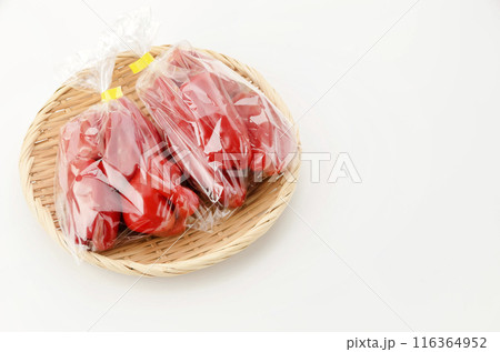 透明袋に入った赤ピーマン 透明袋に入った赤ピーマン 116364952