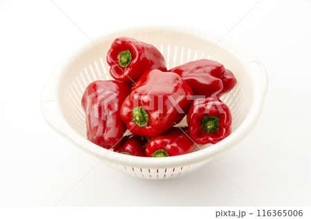 水切りザルに入った赤ピーマン 116365006