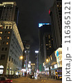 香港　メインストリートの夜景 116365121