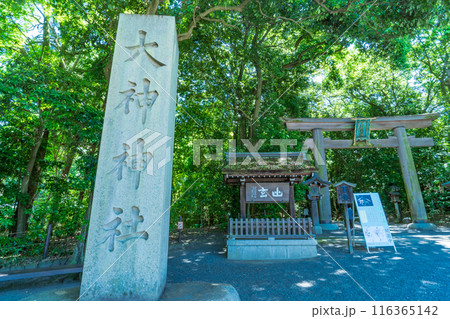 奈良県桜井市　大神神社の二の鳥居 116365142