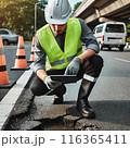 道路点検の現場　ICTを活用 116365411
