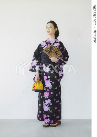 黒い浴衣の女性　全身 116365896