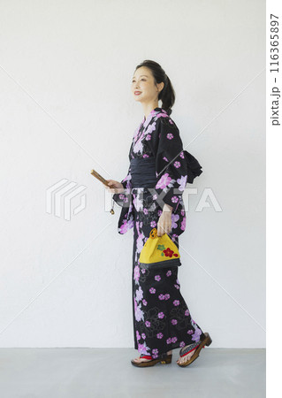 黒い浴衣の女性 全身 黒い浴衣の女性 全身 116365897
