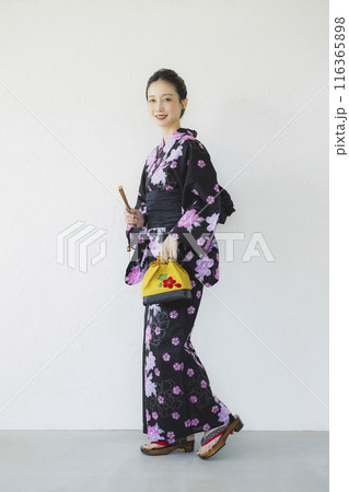 黒い浴衣の女性　全身 116365898