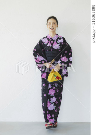 黒い浴衣の女性　全身 116365899