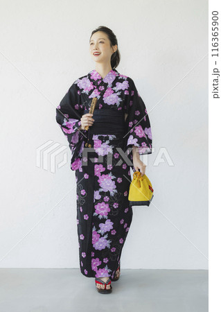 黒い浴衣の女性　全身 116365900