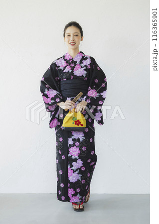 黒い浴衣の女性　全身 116365901