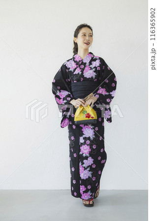 黒い浴衣の女性　全身 116365902