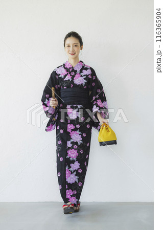 黒い浴衣の女性　全身 116365904