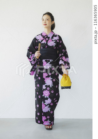 黒い浴衣の女性　全身 116365905