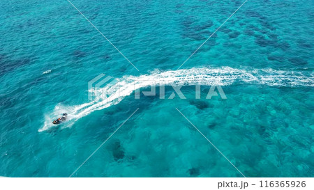 宮古島の海とジェットスキー(来間大橋・宮古島・沖縄県) 宮古島の海とジェットスキー(来間大橋・宮古島・沖縄県) 116365926