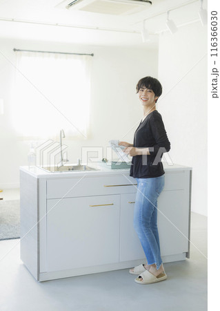 キッチンの女性 116366030