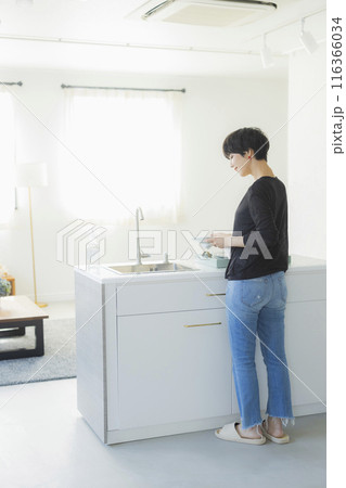 キッチンの女性 キッチンの女性 116366034