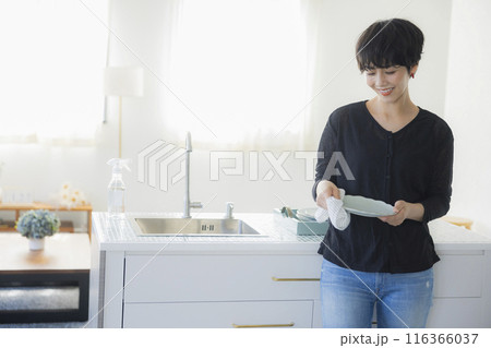 キッチンの女性 116366037