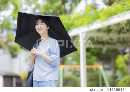 日傘を差す女性 116366124