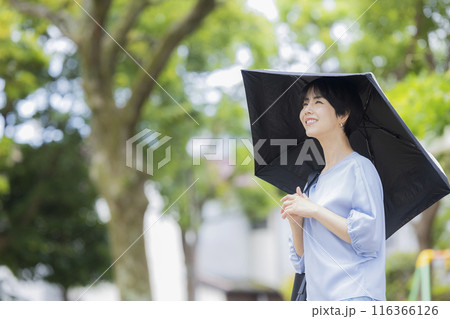 日傘を差す女性 日傘を差す女性 116366126