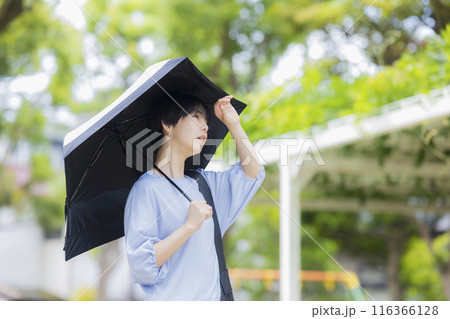日傘を差す女性 116366128