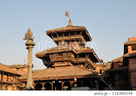 ネパール、バクタプル、タチュパル広場、ダッタトラヤ寺院、ガルーダ像 116366544