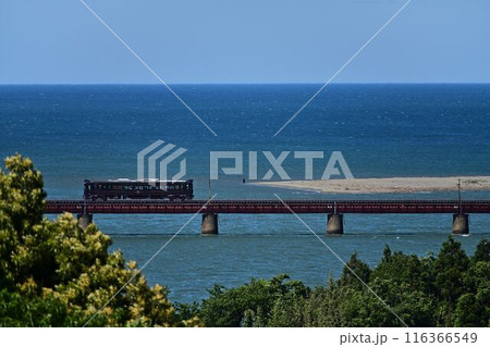 海を渡るあおまつ号 116366549