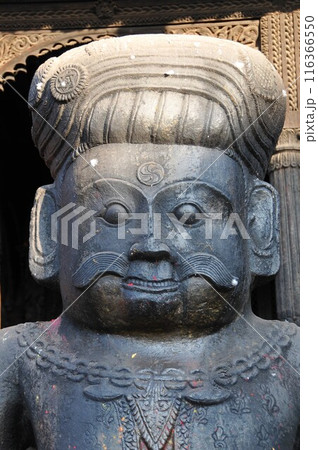 ネパール、バクタプル、タチュパル広場、ダッタトラヤ寺院の石像 116366550