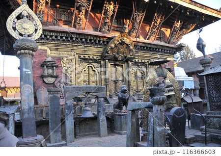 ネパール、チャングナラヤン、チャングナラヤン寺院、チャクラの柱とほら貝の柱 ネパール、チャングナラヤン、チャングナラヤン寺院、チャクラの柱とほら貝の柱 116366603