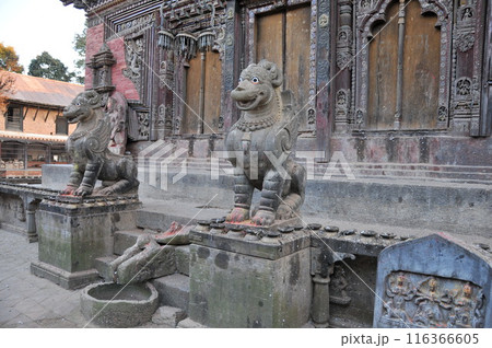 ネパール、チャングナラヤン、チャングナラヤン寺院、翼のあるライオン像 ネパール、チャングナラヤン、チャングナラヤン寺院、翼のあるライオン像 116366605