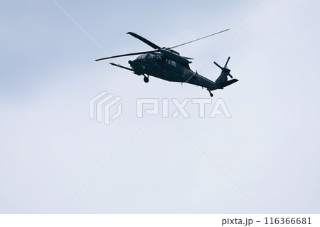 救助活動するヘリ 116366681