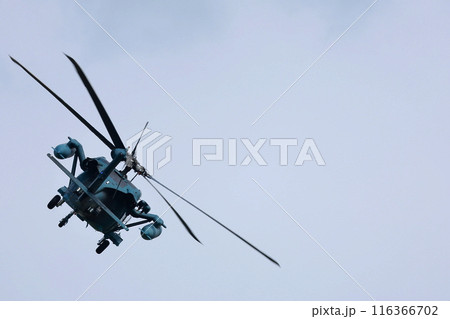 救助活動するヘリ 116366702