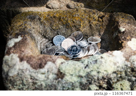 地蔵菩薩前のお賽銭入れに一円玉が入っている風景 地蔵菩薩前のお賽銭入れに一円玉が入っている風景 116367471