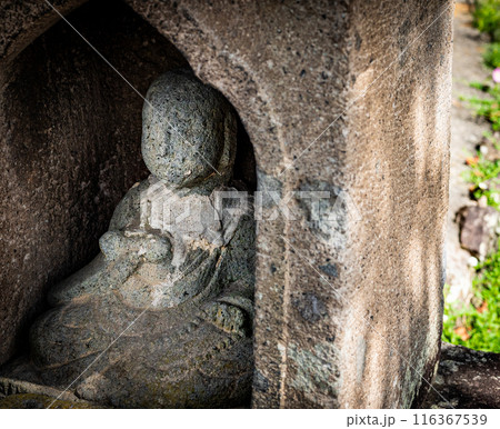 旅先に小さなお地蔵さんが置かれている風景 旅先に小さなお地蔵さんが置かれている風景 116367539