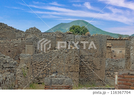 View of the historic ruined city of Pompeii in Italy with the volcano Vesuv 116367704