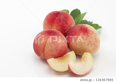 白バックの葉を添えた夏の人気フルーツ桃 白バックの葉を添えた夏の人気フルーツ桃 116367989