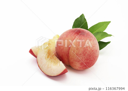 白バックの葉を添えた夏の人気フルーツ桃 116367994