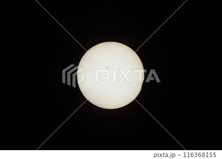 2024年4月8日アメリカ　テキサス州で撮影した皆既日食の途中の様子 116368155